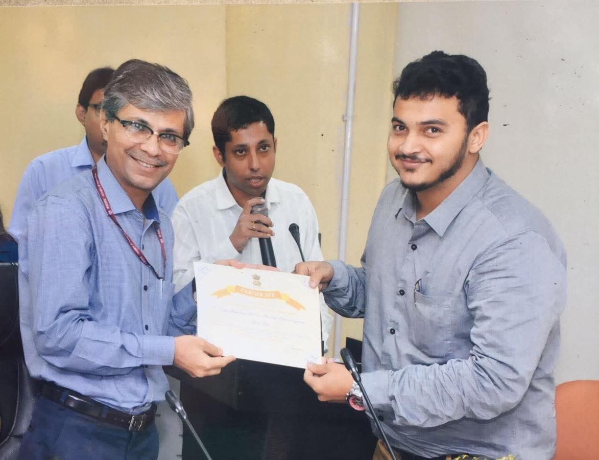 Dr. Sayed Muhammad Anas receiving an Ayush Ministry certificate